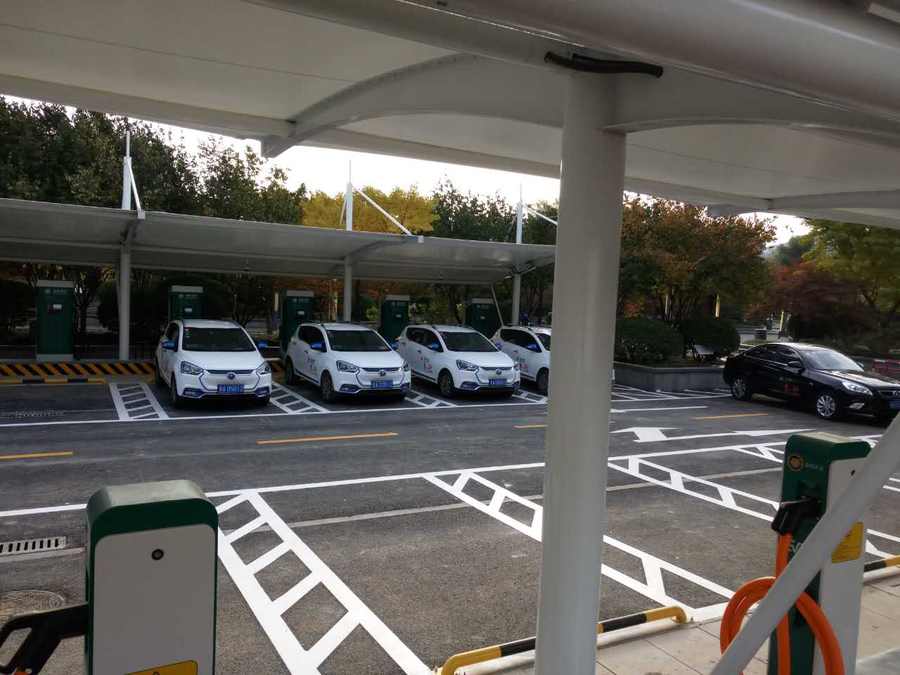 七字型的汽車停車棚，也是汽車蓬里，使用比較多的一款造型