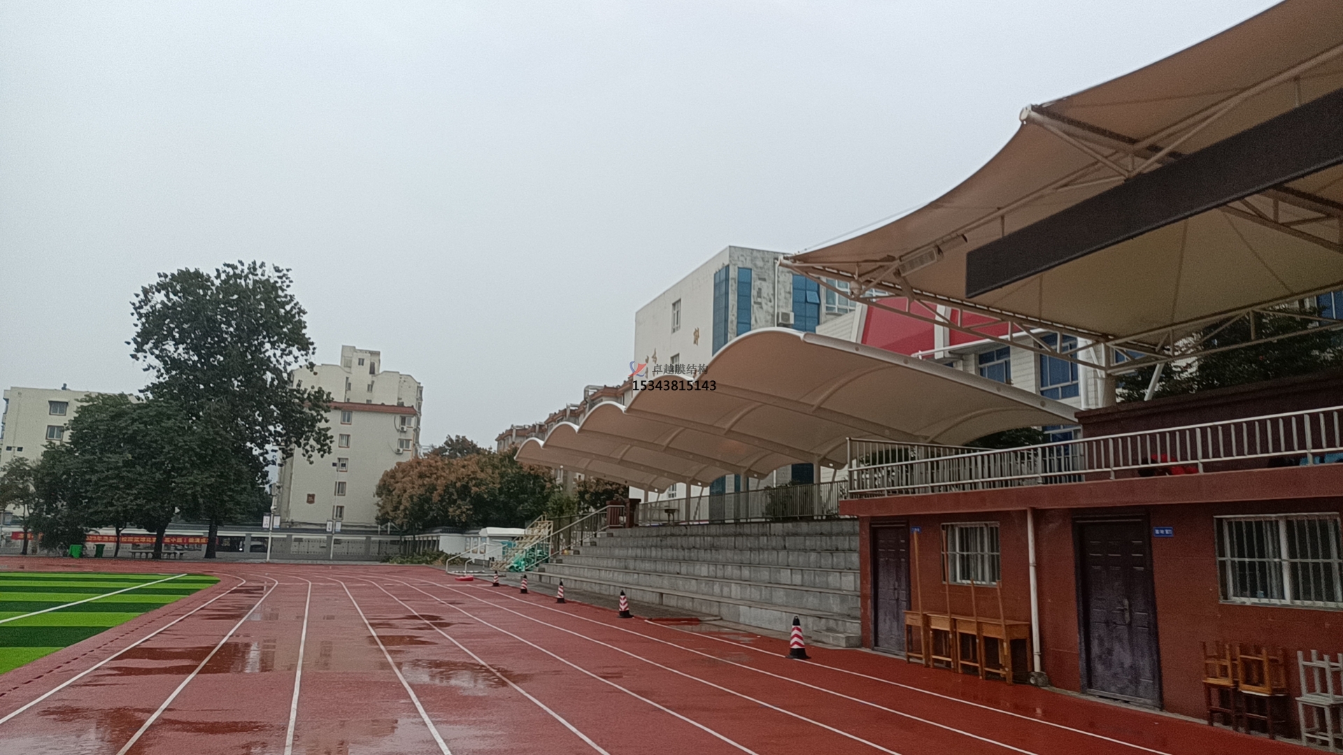 學(xué)校田徑場<font color='red'>膜結(jié)構(gòu)看臺(tái)</font>遮陽棚如何選擇材料？不同材料對(duì)其性能有何影響？