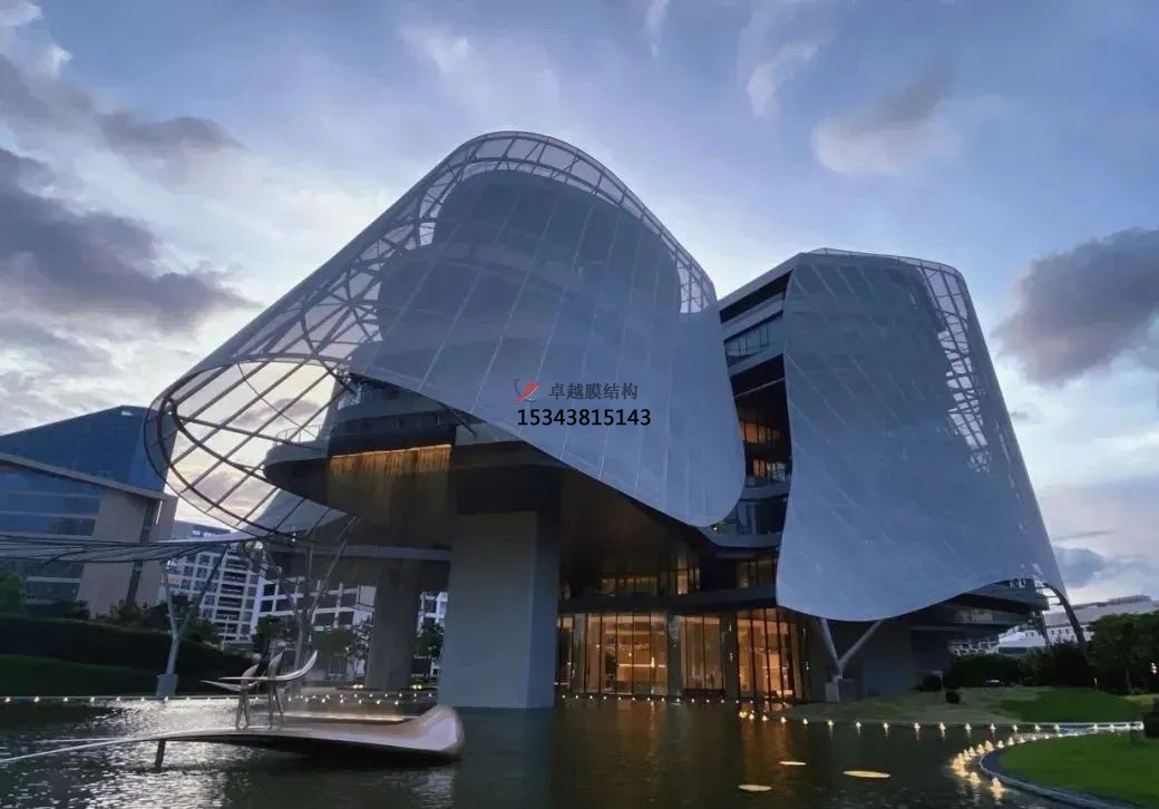 優(yōu)雅而懸浮，PTFE膜結(jié)構(gòu)外立面建筑